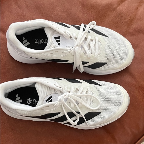 Adidas Classic White Shoes with Black Accents - Picture 3 of 5